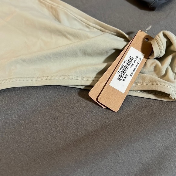 Skims Fits Everybody  Thong - Picture 7 of 16